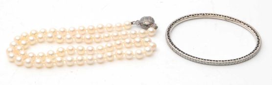 A cultured pearl necklace, with uniform cultured pearls approx. 6.5mm diameter, with magnetic clasp,