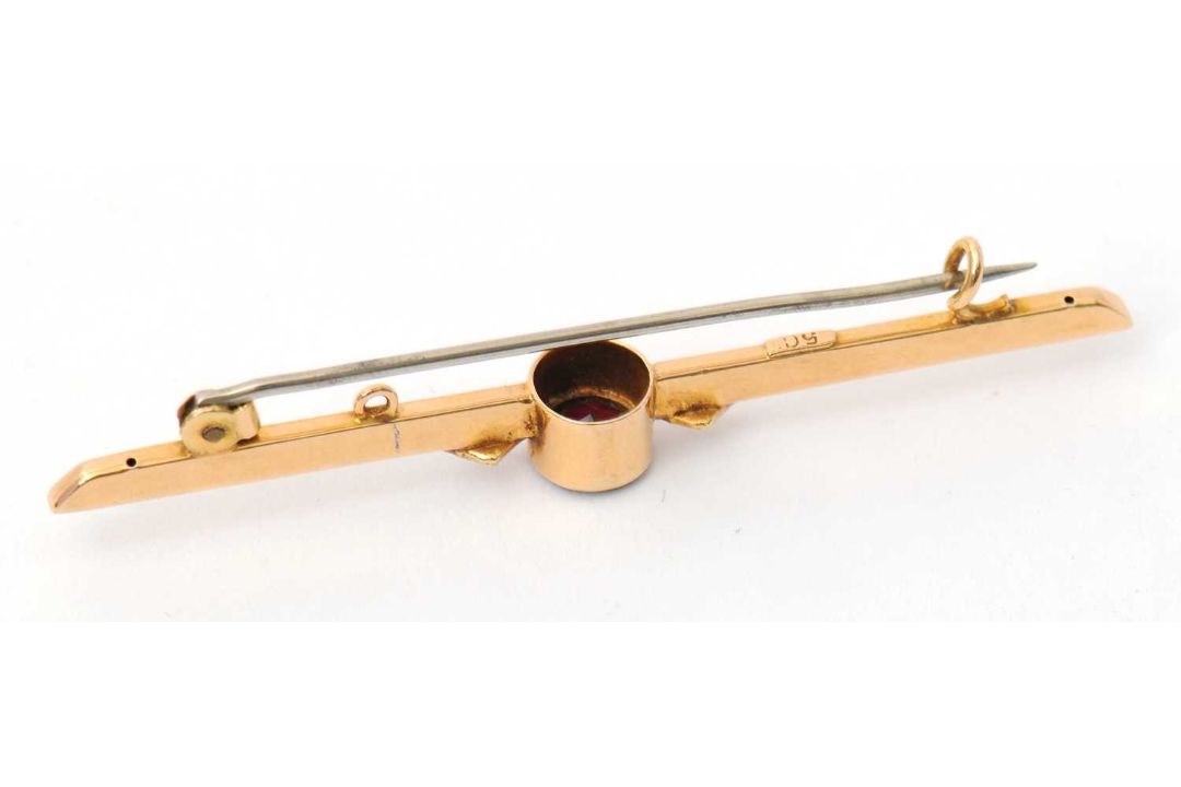 A garnet and seed pearl bar brooch, with central round garnet in millegrain collet mount, with a - Image 3 of 3