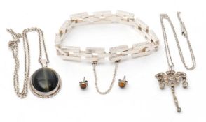 A mixed lot of silver jewellery: to include a brick link bracelet hallmarked London 1946, 44.1g;
