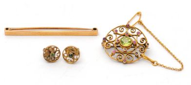 A group of 15ct jewellery: to include a peridot and pink stone brooch stamped 15ct, 25mm diameter