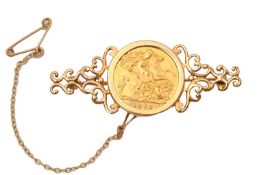 A 9ct half sovereign brooch, the QEII 1982 half sovereign in a 9ct moutn hallmarked London 1989,