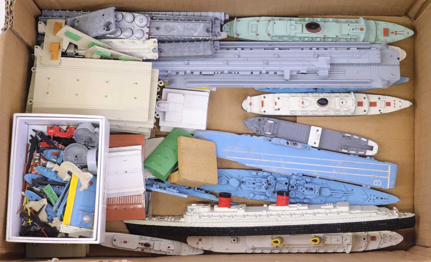 Collection of Triang Minic unboxed ships and accessories to include a R.M.S Caronia, an R.M.S