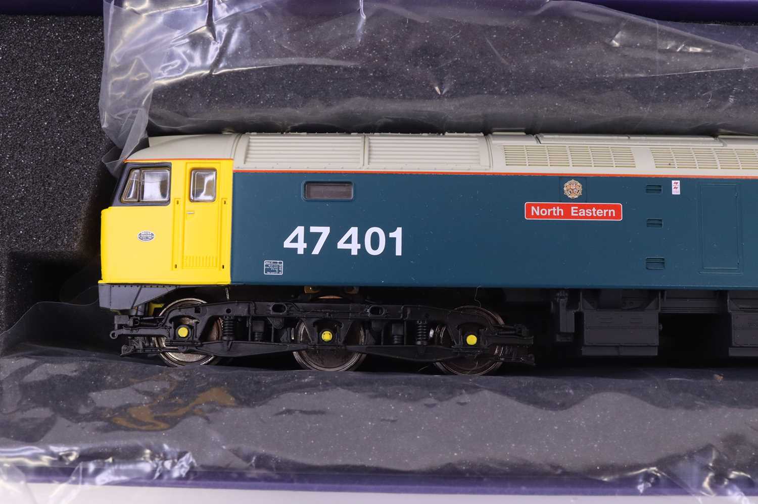 A VI Train 00 gauge Class 47 in BR blue, running No. 47401 North ...