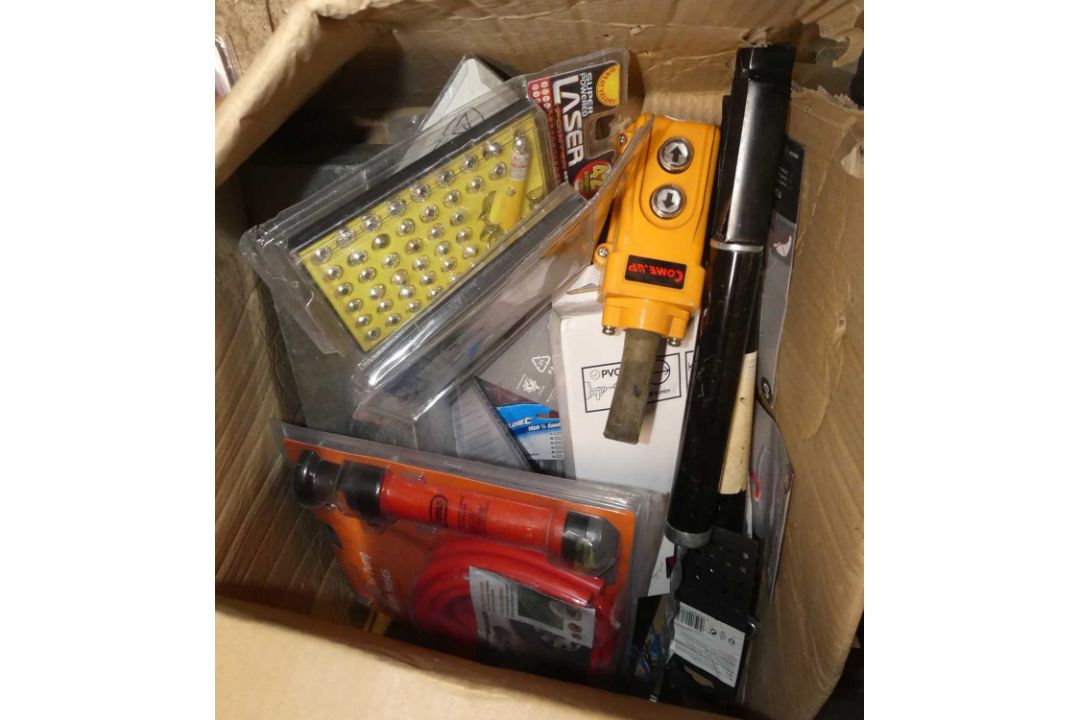 A quantity of mixed builders tools, parts and components, to include laser level pens