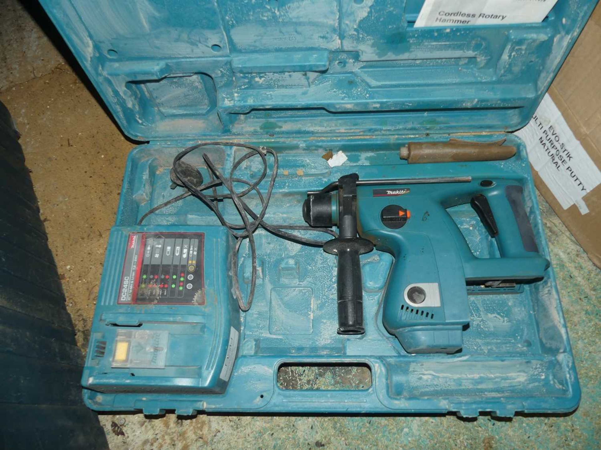 A Makita battery operated BHR200 cordless rotary hammer drill, in carry case