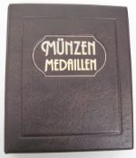 Münzalbum gefüllt mit Umlaufmünzen, meist Europa, dabei auch etwas alle Welt. Teilweise schwach