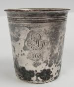 antiker Becher mit Gravur AB 108, am Stand mit Punze M&D sowie 9. Höhe ca. 9 cm