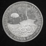 Weltraum-Medaille aus 999er Silber (1997). Durchmesser ca. 5 cm.