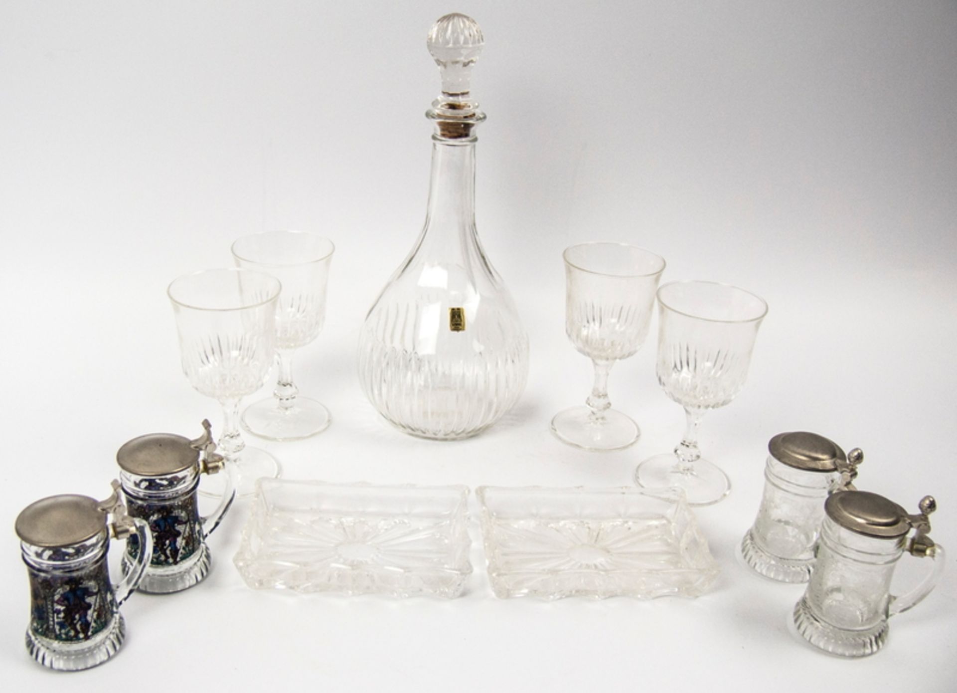 Lot Kristallglas, dabei 4 Weingläser, 2 Schalen, 1 Stöpselflasche und 4 Schnapskrüge.