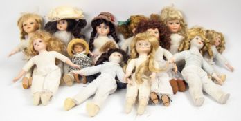 Lot Puppen und Zubehör aus Auflösung, verschiedene Marken, Modelle und Größen.