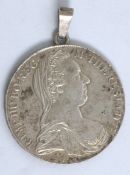 Maria Theresien Thaler gehenkelt.