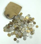 Alte Geldbörse mit Münzen und Medaillen aus einer Auflösung.