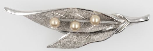 Silberbrosche in Form von zwei Blättern, mit drei Perlen besetzt, Silber 925. Länge: ca. 70 mm.