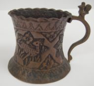 antike Messingtasse, wohl Sarna India mit geprägten floralen Mustern und Tiermotive.