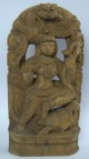 geschnitzte Holzfigur, Relief die eine hinduistische Gottheit darstellt. Die Figur zeigt eine