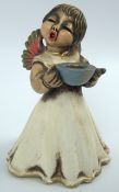 Thun Bozner Engel, Keramikfigur. Singender Engel mit weißem Kleid und Kerzenschale. Höhe ca. 20 cm
