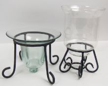 2 dekorative Glasvasen / Schalen mit Eisenfuß. Verschiedene Modelle und Größen. Höhe 1x ca. 17 cm,
