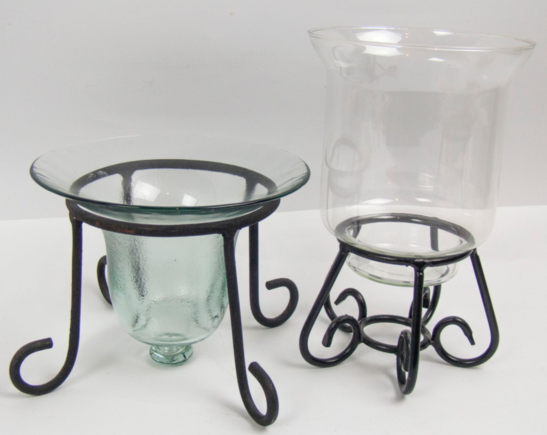 2 dekorative Glasvasen / Schalen mit Eisenfuß. Verschiedene Modelle und Größen. Höhe 1x ca. 17 cm,