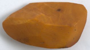 Butterscotch Bernsteinstück, Gewicht ca. 7 gr. Maße: Höhe ca. 4,2 cm, Breite ca. 2,5 cm. Grob