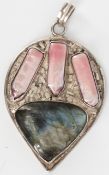 Anhänger aus Silber, besetzt mit Labradorit und rosa Muschelelementen. Länge ca. 8 cm.