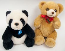 2 Plüschtiere "Schildkröt Design Germany since 1898" dabei kleiner Panda und ein brauner Bär mit