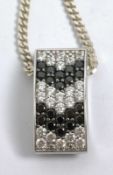 Kette mit Anhänger, gepunzt mit 925er Silber. Länge ca. 57cm, Gesamtgewicht ca. 31,7 g.