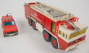 Siku V 332 Metz Flugfeld Löschfahrzeug. Dazu Siku Range Rover.