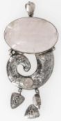 Großer Anhänger aus 925er Silber, mit Rosenquarz besetzt. Länge ca. 11,5 cm, Breite ca. 5 cm.