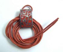 Emaille Anhänger, 925er Silber an roten Lederband.