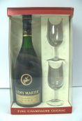 Geschenkset mit einer Flasche Rémy Martin VSOP Fine Champagne Cognac sowie zwei passenden Gläsern.