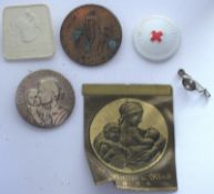 Lot Militaria, verschiedene Abzeichen, überwiegend zum Thema „Mutter und Kind“.