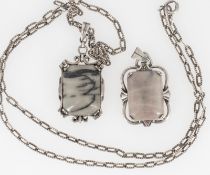 Zwei Silber Anhänger mit Achat, 1 x mit Kette, Kettenlänge: ca. 60 cm.