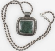 Kette mit Anhänger, besetzt mit einem Malachit, gepunzt mit 925er Silber. Länge ca. 52 cm.