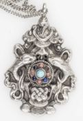 Silberkette mit markanten Anhänger, dieser mit verschiedenen Steine besetzt, u.a. Türkis /ein