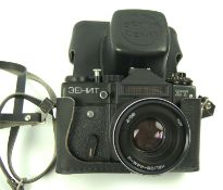 Vintage Zenit SLR-Filmkamera in einer schwarzen Ledertasche aus der Serie Zenit-ET.