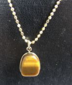 Kette mit Anhänger "Tigerauge, 925er Silber vergoldet. Länge ca. 50 cm. Gesamtgewicht ca. 8 gr.