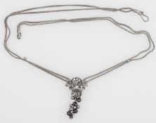 Kette mit Anhänger in Form von Weintrauben, gepunzt mit 925er Silber. Länge ca. 23 cm. Gesamtgewicht