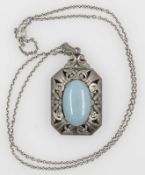 Kette, gepunzt mit 835er Silber, mit Art-Déco-Anhänger, besetzt mit einem blauen Stein. Länge ca. 60