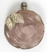 Großer Anhänger Silber geprüft, mit Rosenquarz geschnitzt besetzt. Länge ca. 4 cm. Gewicht ca. 31