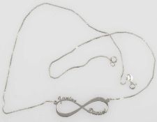 Kette mit personalisiertem Infinity-Anhänger, gepunzt mit 925er Silber. Länge ca. 48 cm.