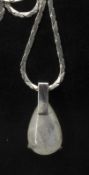 Kette, 925er Silber, mit Anhänger "Mondstein". Länge ca. 88 cm. Gesamtgewicht ca. 44,56 gr.