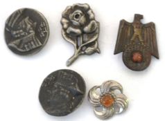 Lot Militaria, dabei 3 Abzeichen des Winterhilfswerks.