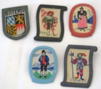 Lot Militaria, dabei 5 gestickte Abzeichen des Winterhilfswerks.