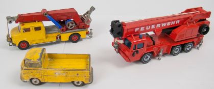 Siku. Lot Modellfahrzeuge, dabei V 293, V 2914. Dazu Corgi Toys VW t1 Pritsche, bespielt.