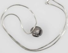 Kette, gepunzt mit 925er Silber, Anhänger Silber geprüft, besetzt mit vier Schmucksteinen, einer ist
