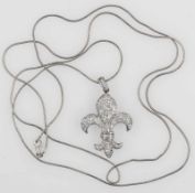 Kette mit Fleur-de-lis-Anhänger, gepunzt mit 925er Silber. Länge ca. 100 cm. Gesamtgewicht ca. 18,63