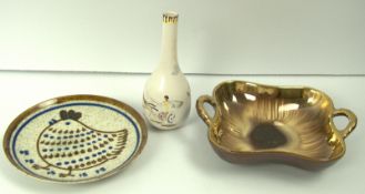 Lot Keramik aus Auflösung, darunter eine Schale, eine Vase und ein Teller.