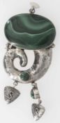 Großer Anhänger aus 925er Silber, mit Malachit besetzt. Länge ca. 11 cm, Breite ca. 4,5 cm.