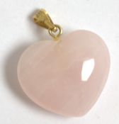 Rosenquarz Anhänger in Herzform, gepunzt mit 333er Gold. Länge ca. 2,5 cm.