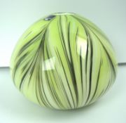 Kugelvase aus grün weiß gestreiftem Murano Glas aus Italien, Höhe ca. 17 cm, Breite ca. 20 cm.